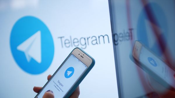 Мессенджер Telegram на экране монитора и телефона. Архивное фото