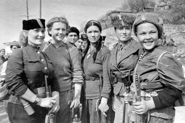 Женщины-партизаны, участвовавшие в освобождении Крыма. Симеиз, 1944 год Женщины-партизаны, участвовавшие в освобождении Крыма. Симеиз, 1944 год