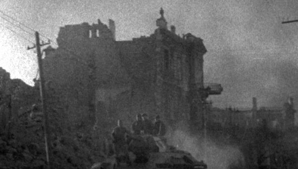Советские танки входят в Севастополь. Весна 1944 года Советские танки входят в Севастополь. Весна 1944 года