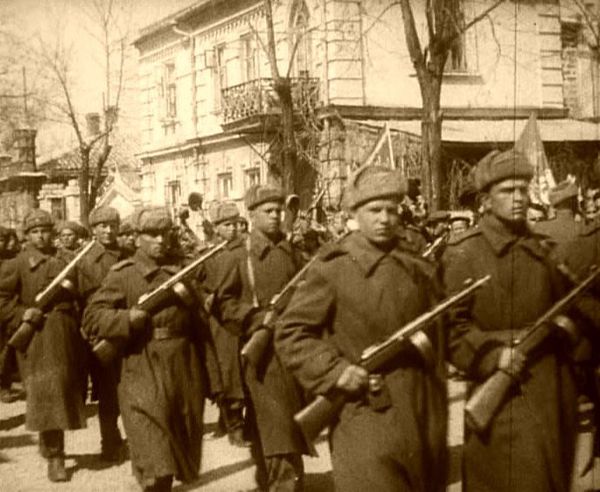 Советские солдаты маршируют по Евпатории, освобожденной от немецко-фашистских захватчиков. 1944 год