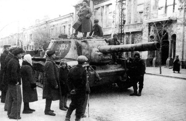 Тяжелая самоходно-артиллерийская установка СУ-152 1824-го артиллерийского полка в Симферополе. 13 апреля 1944 