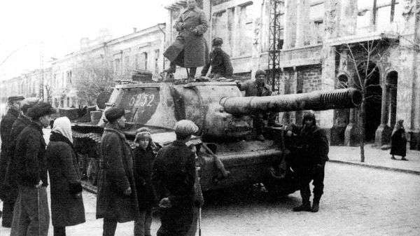 Тяжелая самоходно-артиллерийская установка СУ-152 1824-го артиллерийского полка в Симферополе. 13 апреля 1944 