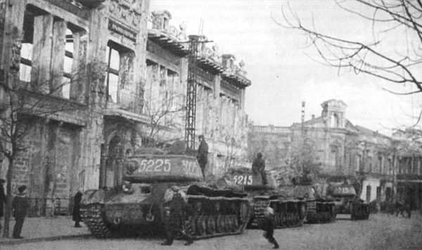 Советские танки на улице в Симферополе. 13 апреля 1944 года Советские танки на улице в Симферополе. 13 апреля 1944 года