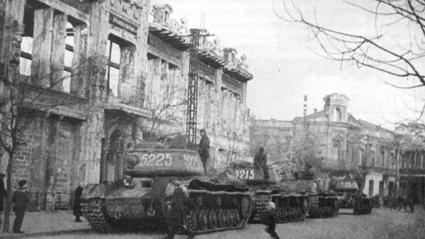 Советские танки на улице в Симферополе. 13 апреля 1944 года