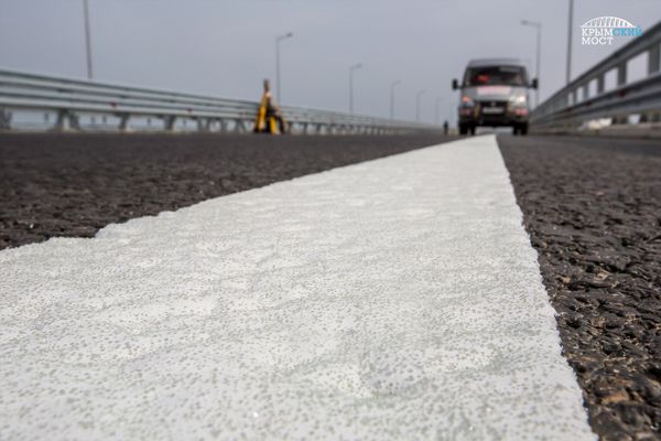  Нанесение разметки на дорожное полотно Крымского моста 
