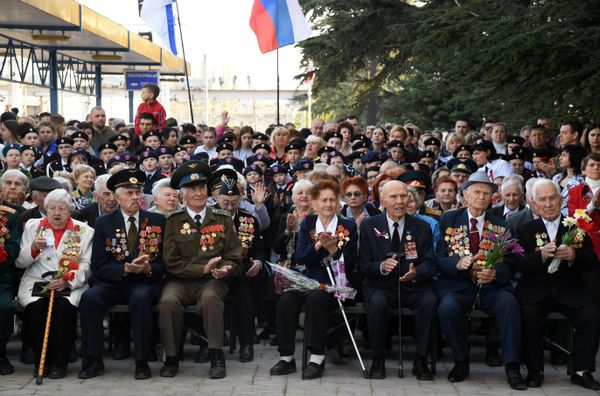 Ветераны и жители Симферополя встречают Поезд Победы 