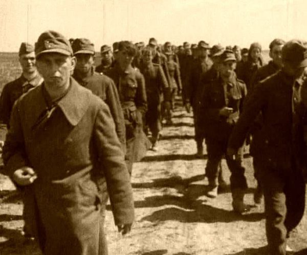 Плененные под Джанкоем немцы и румыны. 1944 год Плененные под Джанкоем немцы и румыны. 1944 год