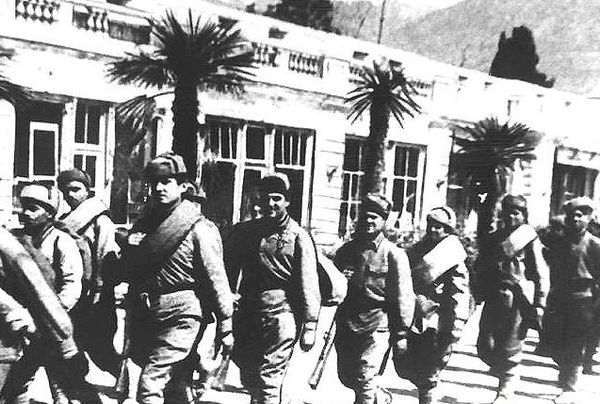 Советские солдаты на набережной Ялты. 1944 год Советские солдаты на набережной Ялты. 1944 год