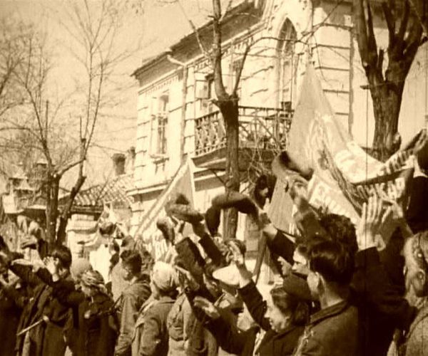 Жители освобожденной Евпатории приветствуют освободителей. 1944 Жители освобожденной Евпатории приветствуют освободителей. 1944