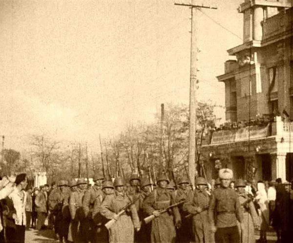 Советские войска маршируют по освобожденной Евпатории. 1944 Советские войска маршируют по освобожденной Евпатории. 1944