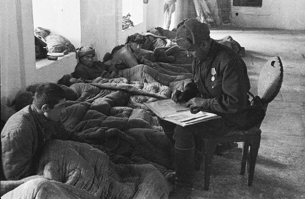 Полевой госпиталь в мечети Ханского дворца в Бахчисарае. 21 апреля 1944 года Полевой госпиталь в мечети Ханского дворца в Бахчисарае. 21 апреля 1944 года