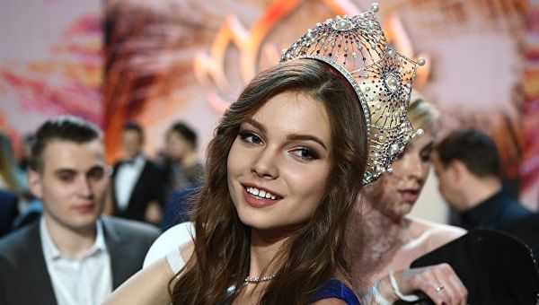 Мисс Россия 2018 Юлия Полячихина (Чувашская Республика) на церемонии награждения финалисток конкурса Мисс Россия - 2018, 14.04.2018