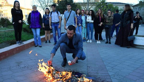 В Симферополе сожгли портреты Дональда Трампа, Терезы Мэй и Эммануэля Макрона