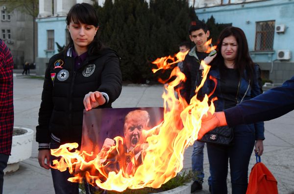 В Симферополе сожгли портреты Дональда Трампа, Терезы Мэй и Эммануэля Макрона