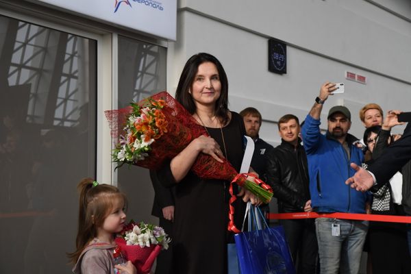 Первые пассажиры нового терминала аэропорта Симферополь Светлана Коврижина и ее дочь Агата