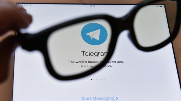 Логотип мессенджера Telegram на экране планшета. Архивное фото