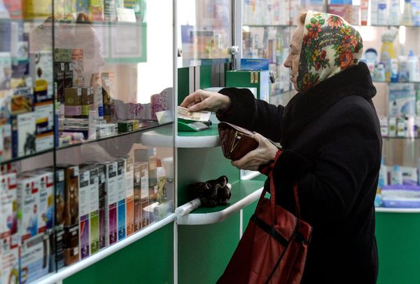 Покупатель в аптеке