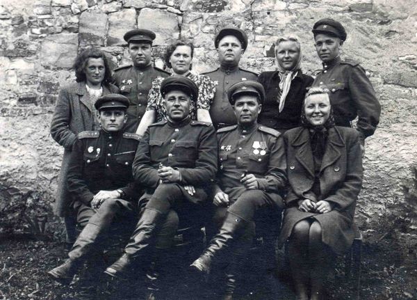 Владимир Кармалинов с друзьями в Чехии, 1945 год