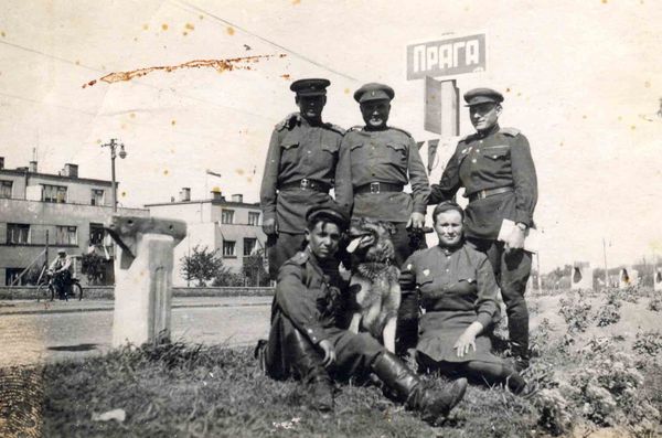  Владимир Кармалинов с друзьями под Прагой, 1945 год 