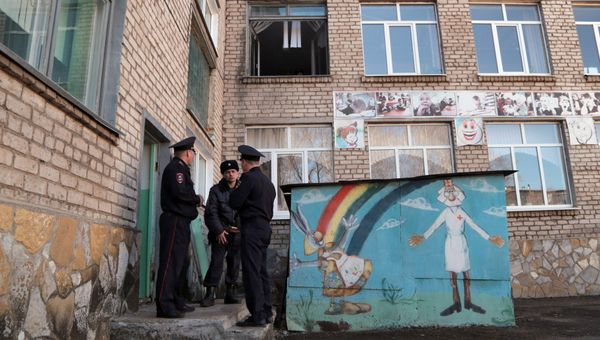 Сотрудники полиции у здания общеобразовательной школы №1 в Стерлитамаке, где ученик коррекционного класса напал с ножом на учительницу и поджег класс информатики