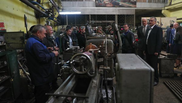 Глава Республики Крым Сергей Аксенов во время посещения предприятия Крымтроллейбус