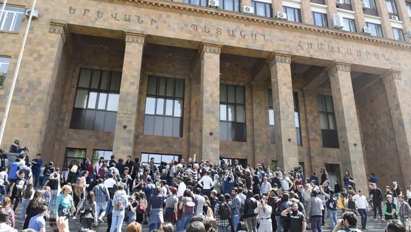 Акции протеста оппозиции в Ереване