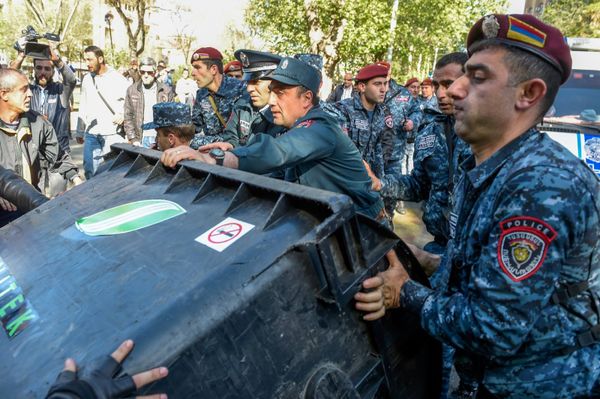 Полиция Еревана пытается заблокировать проход участникам акции протеста 