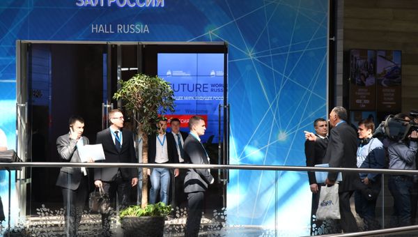 Участники IV Ялтинского международного экономического форума. 19 апреля 2018