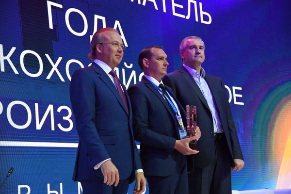 Награждение победителей конкурса Предприниматель года - 2017. Слева направо: сопредседатель организации Деловая Россия Андрей Назаров, предприниматель Алексей Чередников и глава Республики Крым Сергей Аксенов