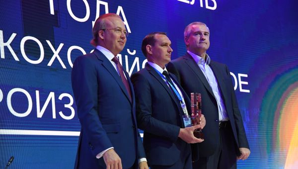 Награждение победителей конкурса Предприниматель года - 2017. Слева направо: сопредседатель организации Деловая Россия Андрей Назаров, предприниматель Алексей Чередников и глава Республики Крым Сергей Аксенов Награждение победителей конкурса Предприниматель года - 2017. Слева направо: сопредседатель организации Деловая Россия Андрей Назаров, предприниматель Алексей Чередников и глава Республики Крым Сергей Аксенов