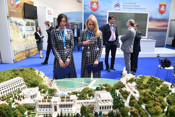 Девушки на выставке Крым - территория успеха на открытии IV Ялтинского международного экономического форума