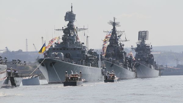 Украинский фрегат Гетьман Сагайдачный (слева) Украинский фрегат Гетьман Сагайдачный (слева)