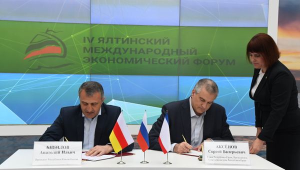 Глава Республики Крым Сергей Аксенов и президент Южной Осетии Анатолий Бибилов подписывают соглашение о сотрудничестве между регионами