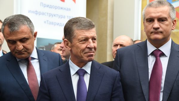 Заместитель председателя правительства РФ Дмитрий Козак (в центре) и глава Республики Крым Сергей Аксенов на IV Ялтинском экономическом форуме Заместитель председателя правительства РФ Дмитрий Козак (в центре) и глава Республики Крым Сергей Аксенов на IV Ялтинском экономическом форуме