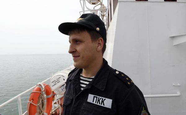 Помощник командира пограничного сторожевого корабля Крым Виктор Серов