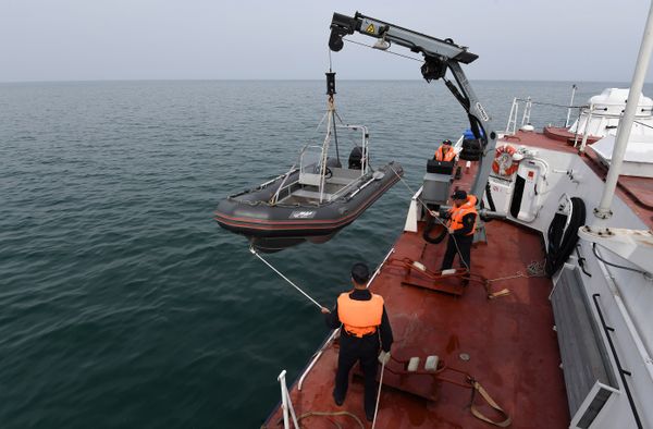Спуск на воду надувного катера с пограничного сторожевого корабля Крым 