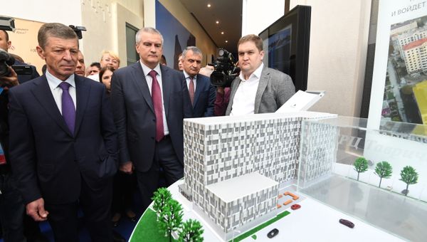 Заместитель председателя правительства РФ Дмитрий Козак и глава Крыма Сергей Аксенов на IV Ялтинском международном экономическом форуме