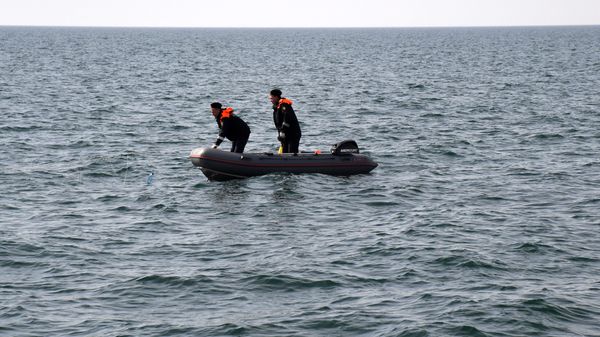 Пограничники достают из моря браконьерские сети