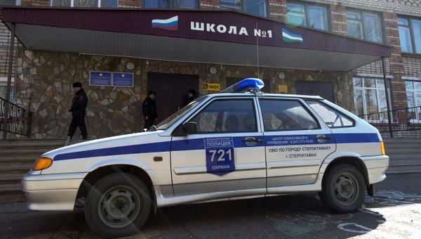 Автомобиль полиции у здания общеобразовательной школы №1 в Стерлитамаке, где ученик коррекционного класса напал с ножом на учительницу и поджег класс информатики