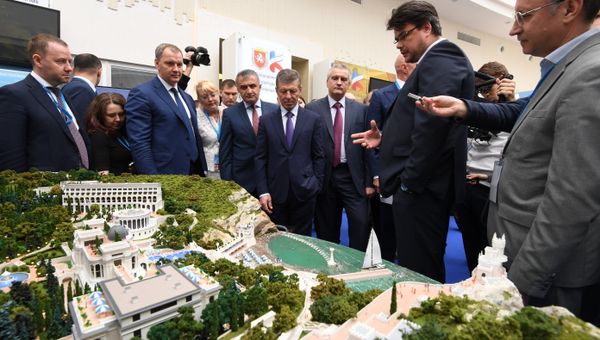 Заместитель председателя правительства РФ Дмитрий Козак и глава Крыма Сергей Аксенов на IV Ялтинском международном экономическом форуме