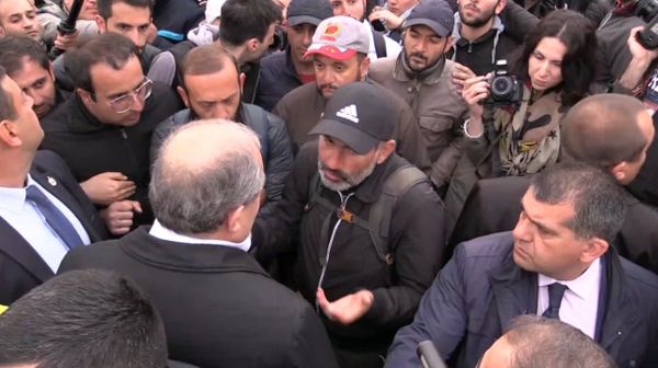 Саркисян побеседовал с лидером армянской оппозиции на митинге в Ереване