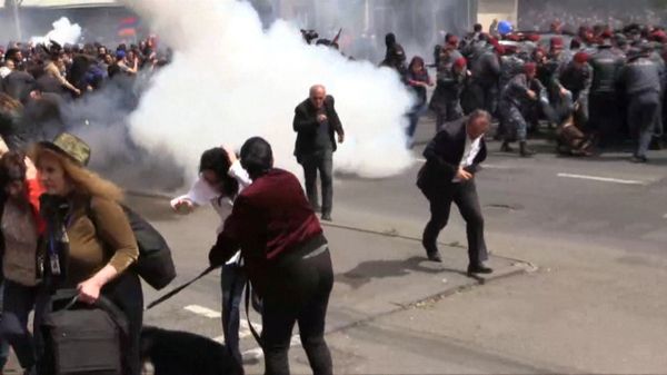Силовики бросали светошумовые гранаты в толпу на акции протеста в Ереване