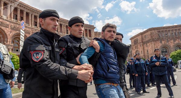 Протестующие в Ереване, Армения. 22 апреля 2018