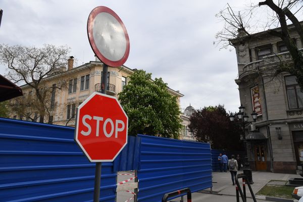 Дорожные знаки на реконструируемом участке улицы Пушкина в Симферополе
