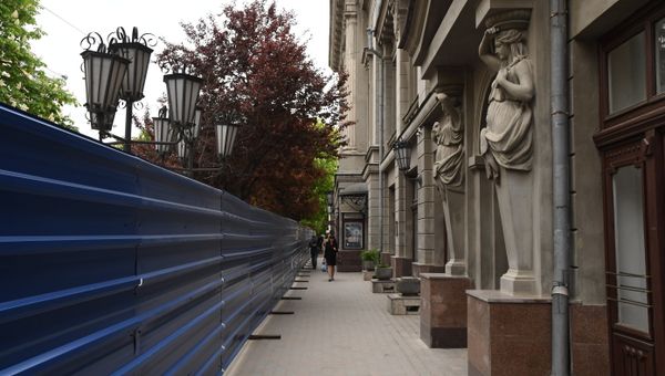 Люди проходят участок улицы Пушкина в Симферополе, где началась реконструкция