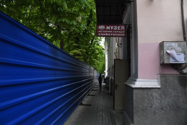 Люди проходят участок улицы Пушкина в Симферополе, где началась реконструкция
