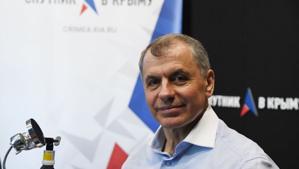 Председатель Государственного совета РК Владимир Константинов в студии радио Спутник в Крыму