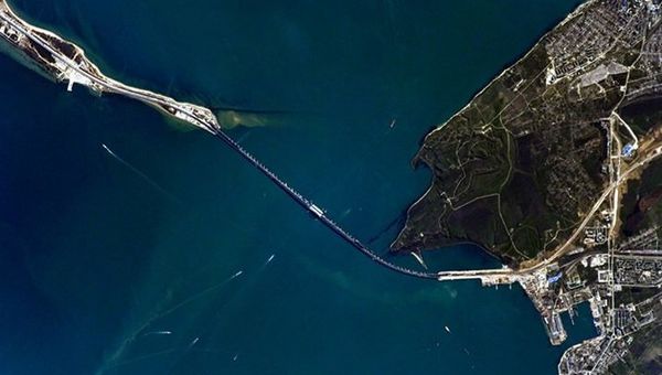 Крымский космонавт Антон Шкаплеров сделал новые фото Крымского моста с орбиты