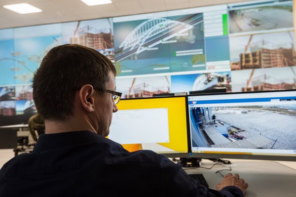 Оператор за пультом автоматизированной системы управления дорожным движением по Крымскому мосту Оператор за пультом автоматизированной системы управления дорожным движением по Крымскому мосту