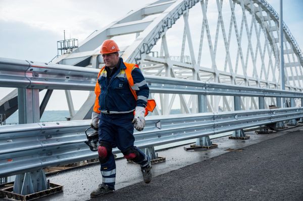 Рабочий на строительстве моста через Керченский пролив